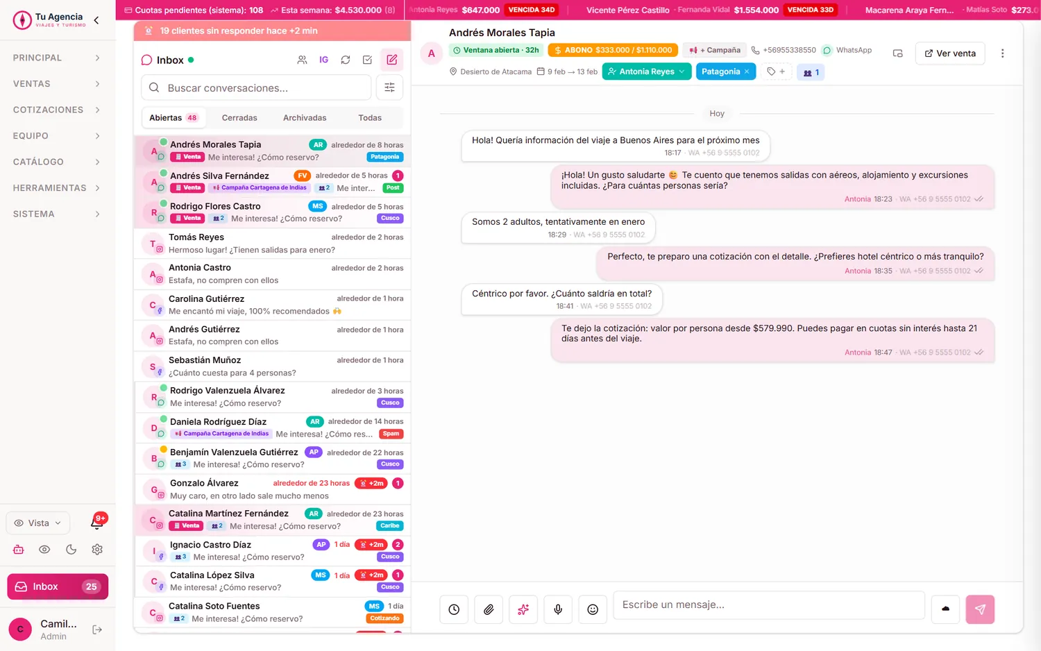 Inbox con conversaciones de clientes y un chat abierto con respuesta del equipo